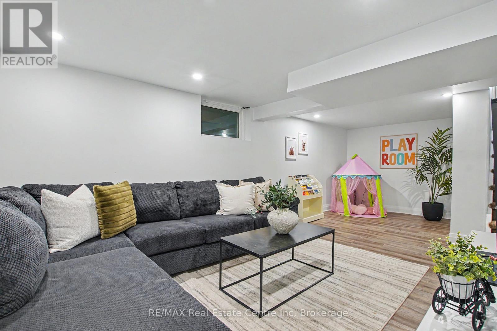 15 ELGIN STREET N - 17