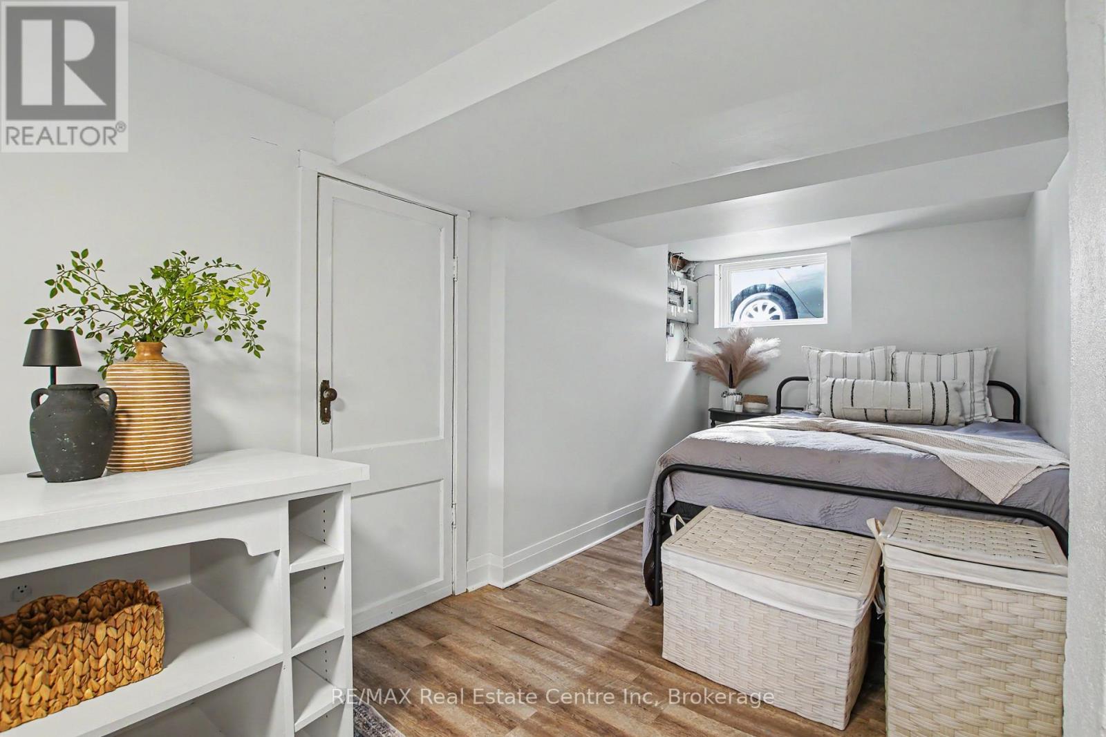 15 ELGIN STREET N - 21