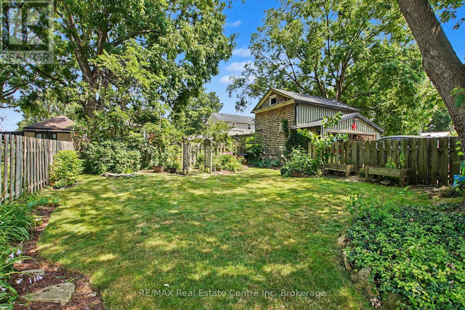 15 ELGIN STREET N - 26