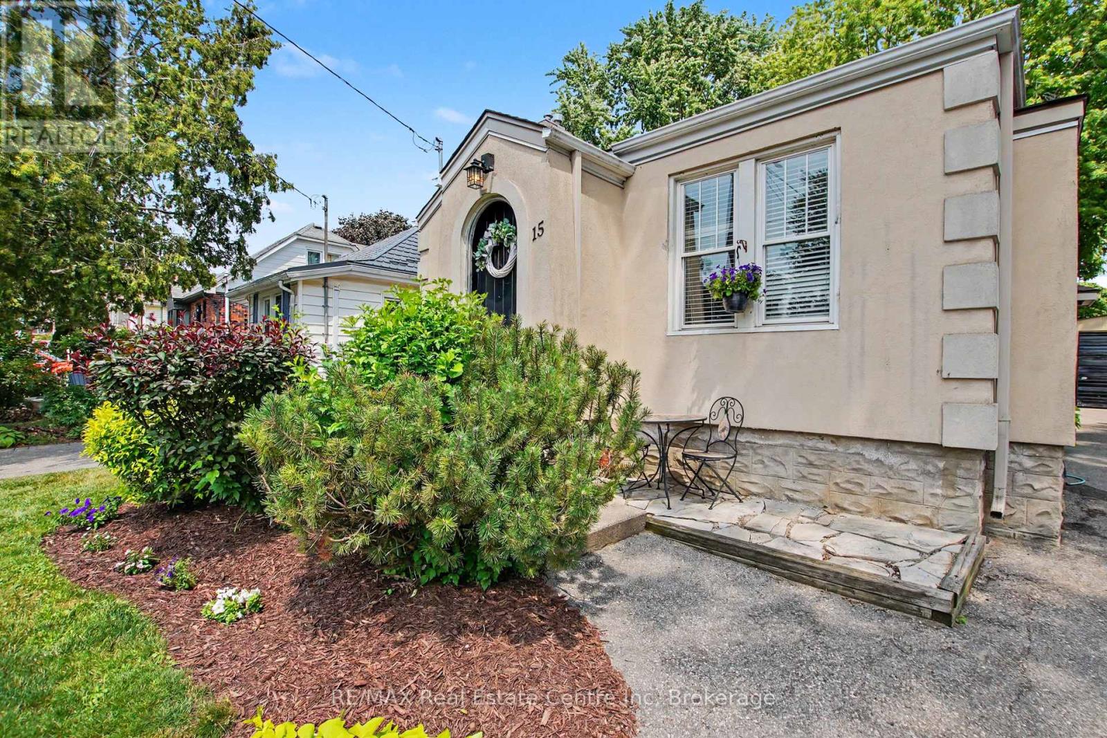 15 ELGIN STREET N - 3