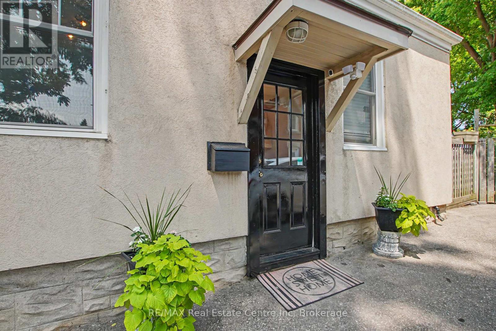 15 ELGIN STREET N - 4