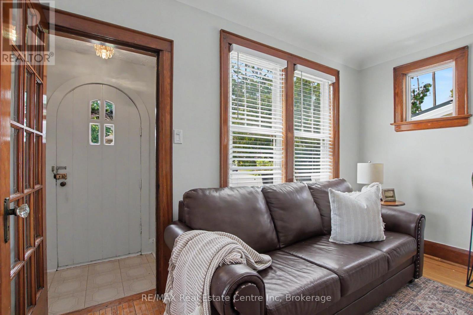 15 ELGIN STREET N - 5