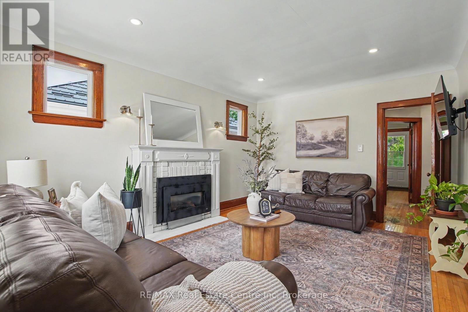 15 ELGIN STREET N - 6