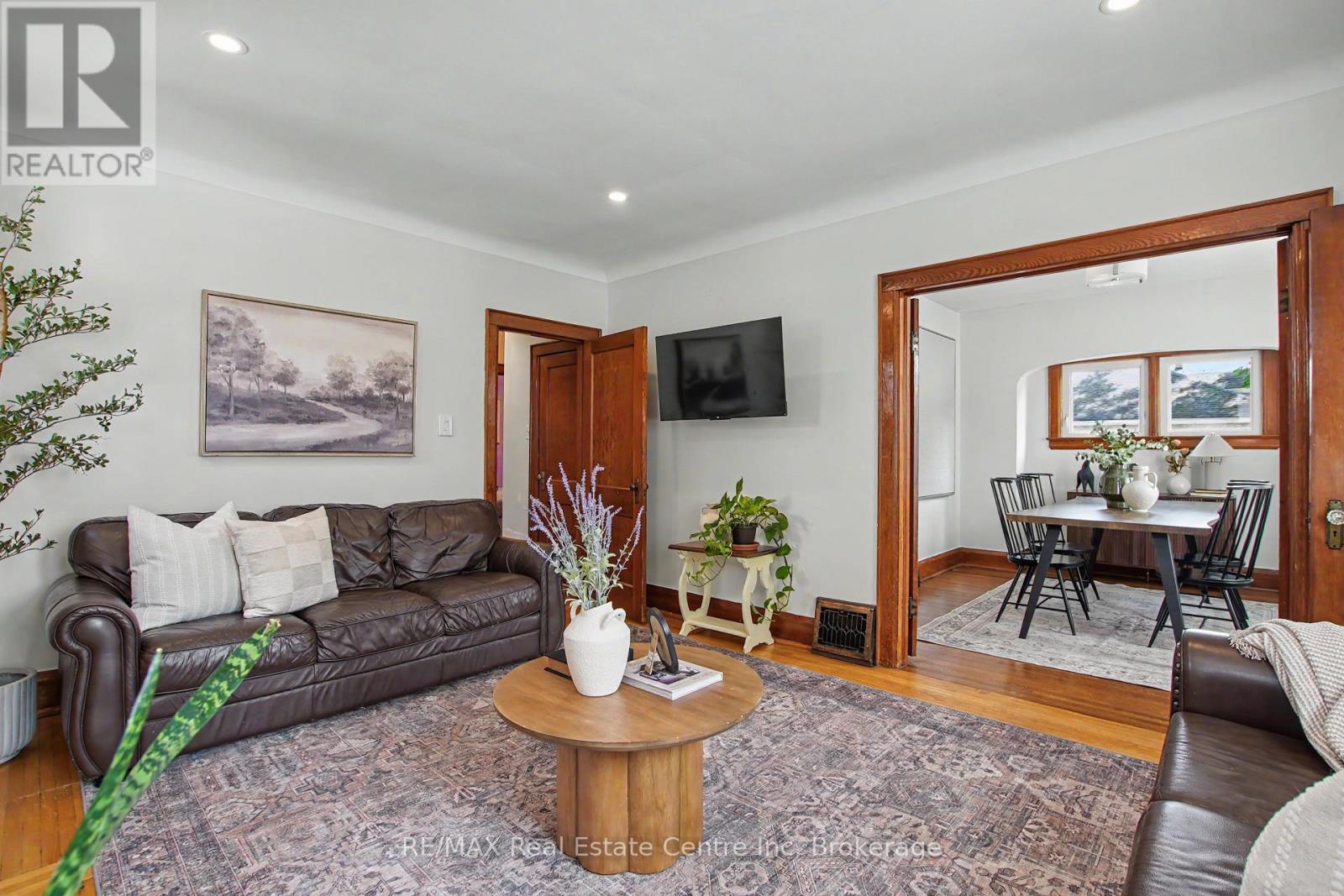15 ELGIN STREET N - 7