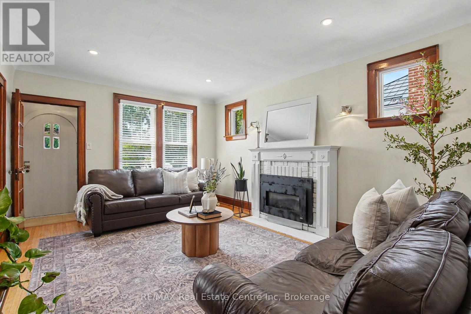 15 ELGIN STREET N - 8