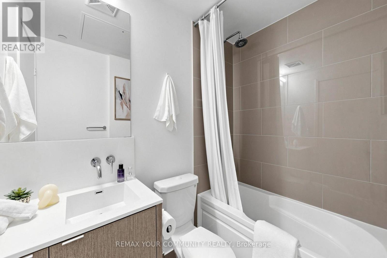 #3702 88 HARBOUR STREET - 27
