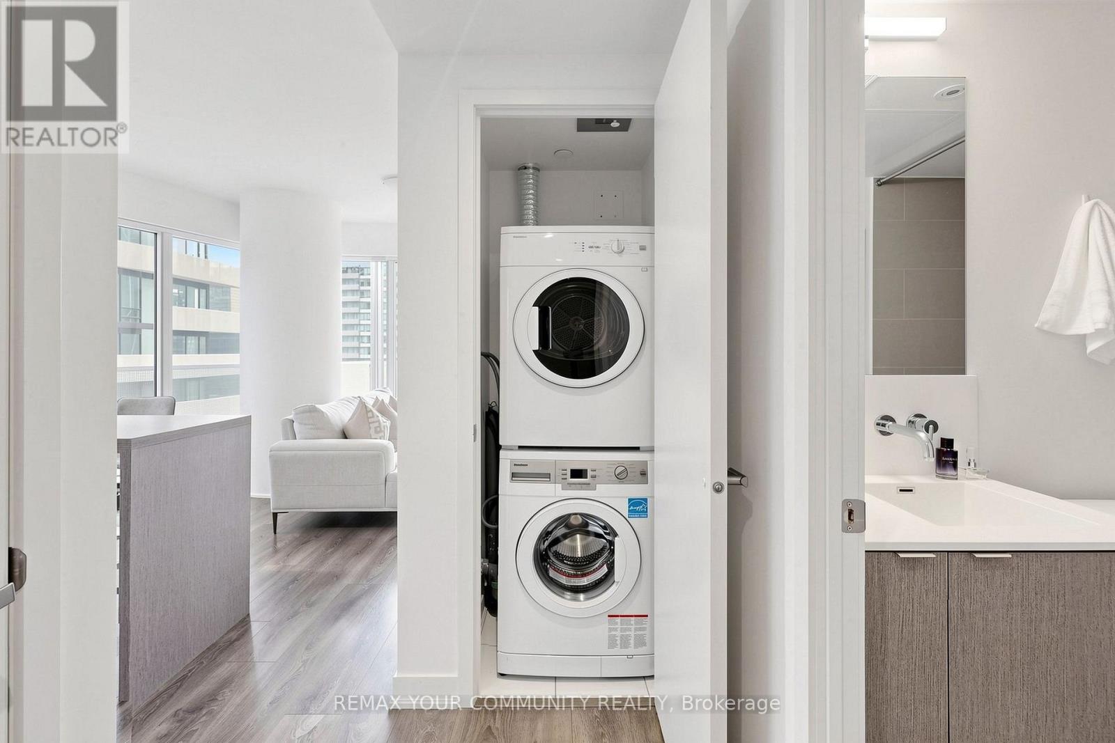 #3702 88 HARBOUR STREET - 32