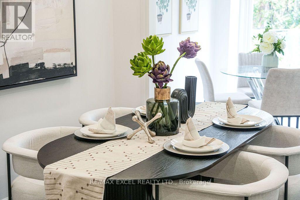 25 BARRINGTON CRESCENT - 12