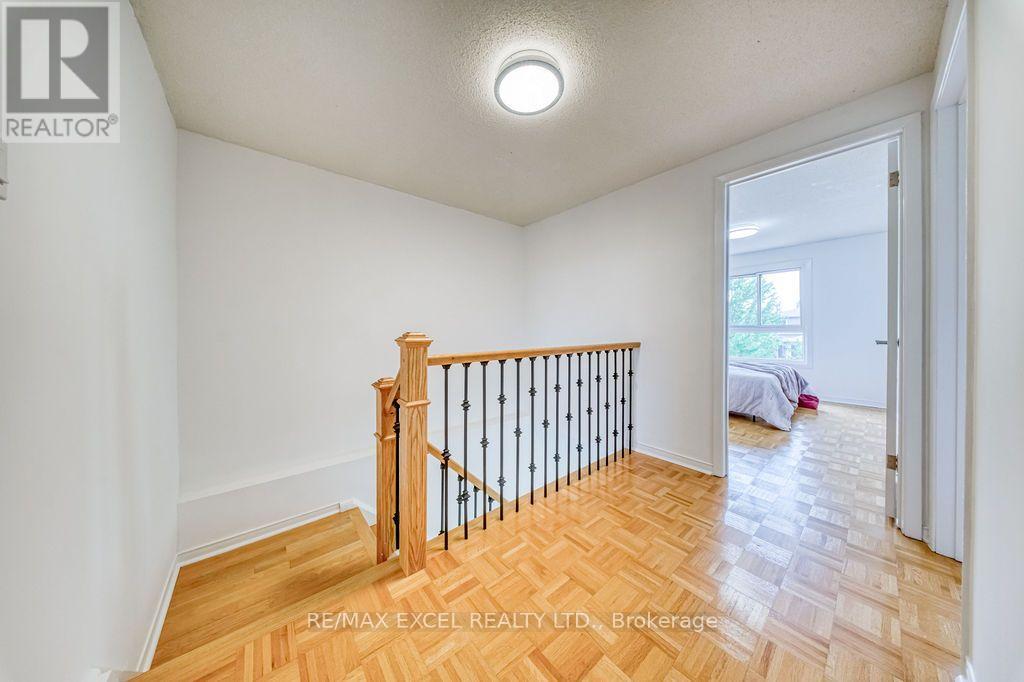 25 BARRINGTON CRESCENT - 21