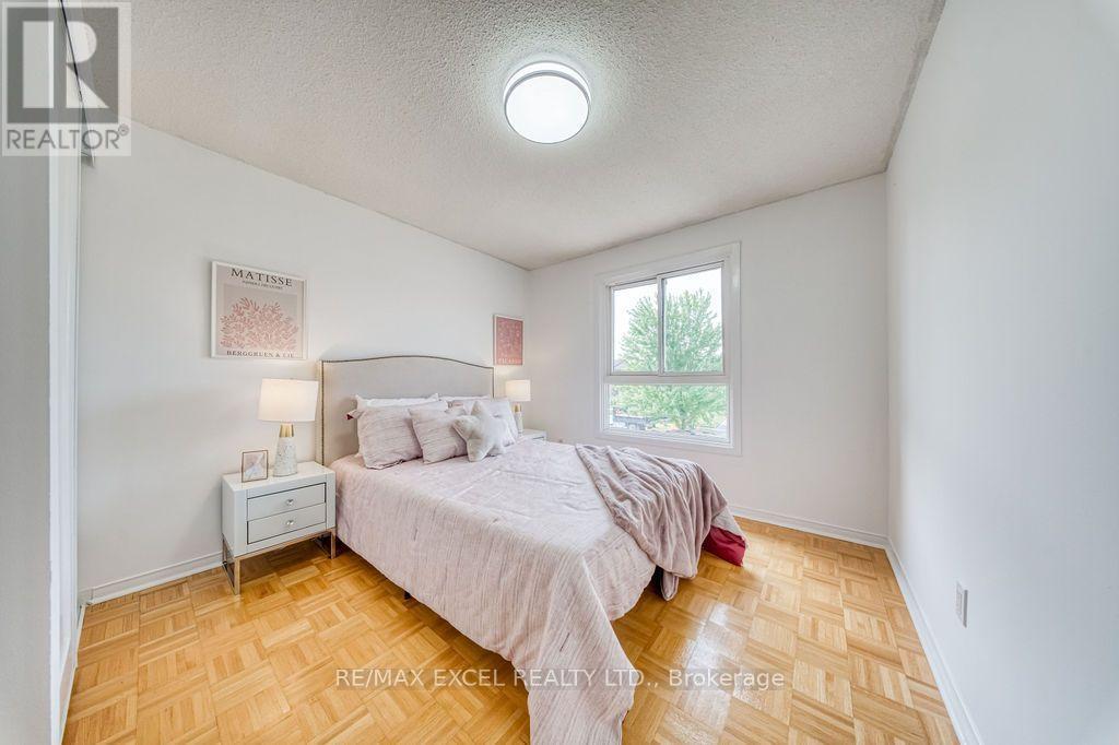 25 BARRINGTON CRESCENT - 27