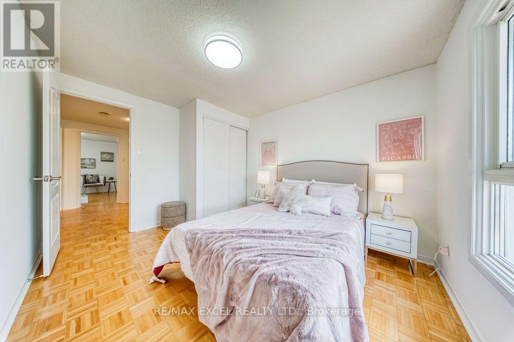 25 BARRINGTON CRESCENT - 29