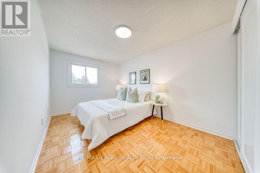 25 BARRINGTON CRESCENT - 30