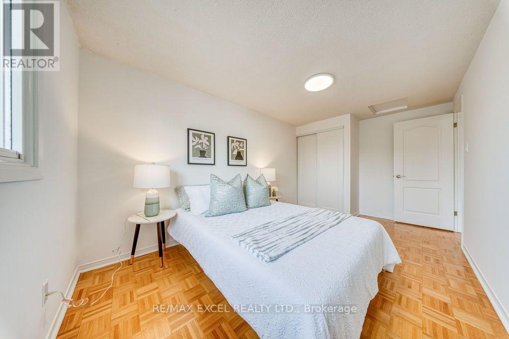25 BARRINGTON CRESCENT - 31