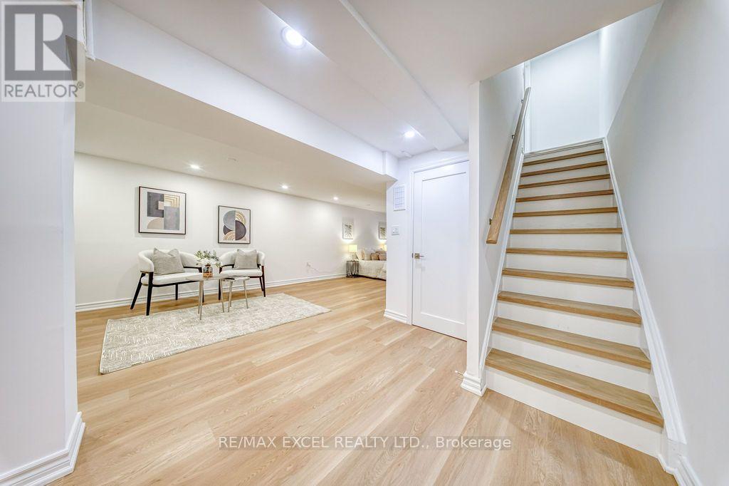 25 BARRINGTON CRESCENT - 32