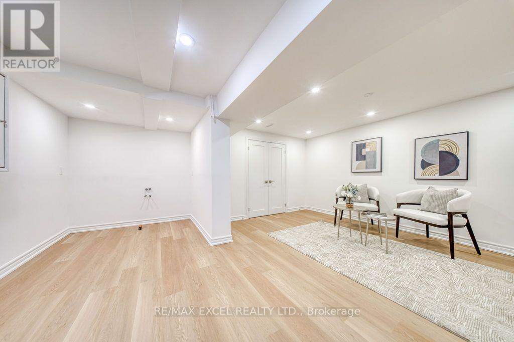 25 BARRINGTON CRESCENT - 33