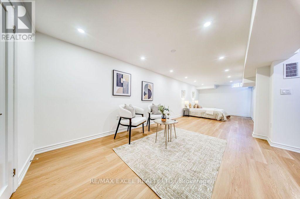 25 BARRINGTON CRESCENT - 34