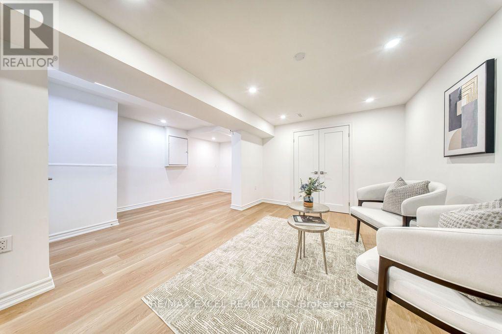 25 BARRINGTON CRESCENT - 35