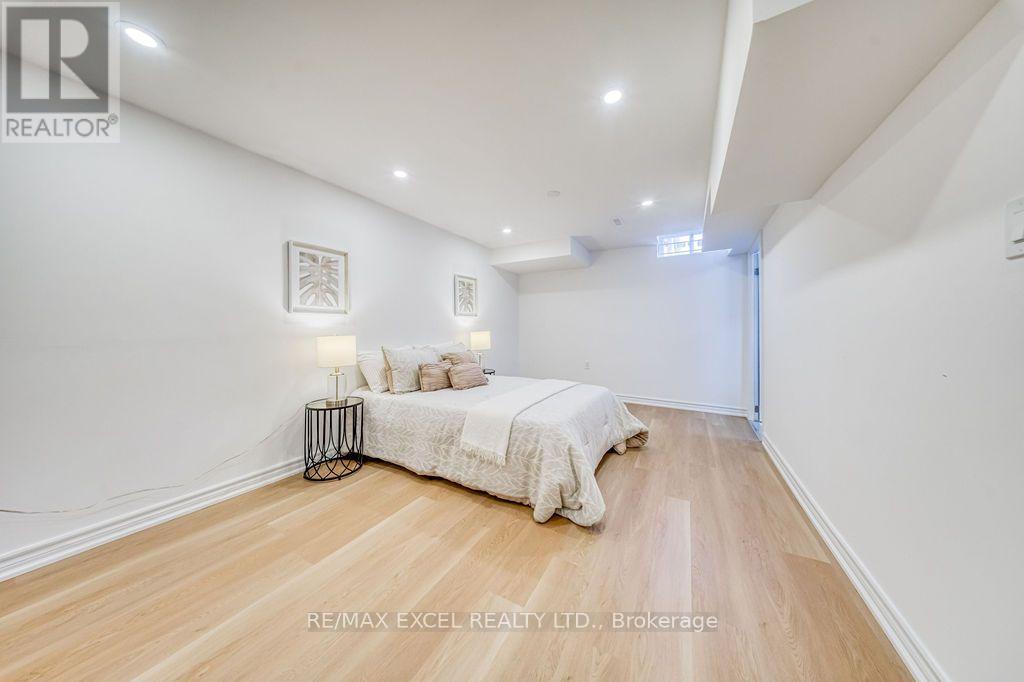 25 BARRINGTON CRESCENT - 36