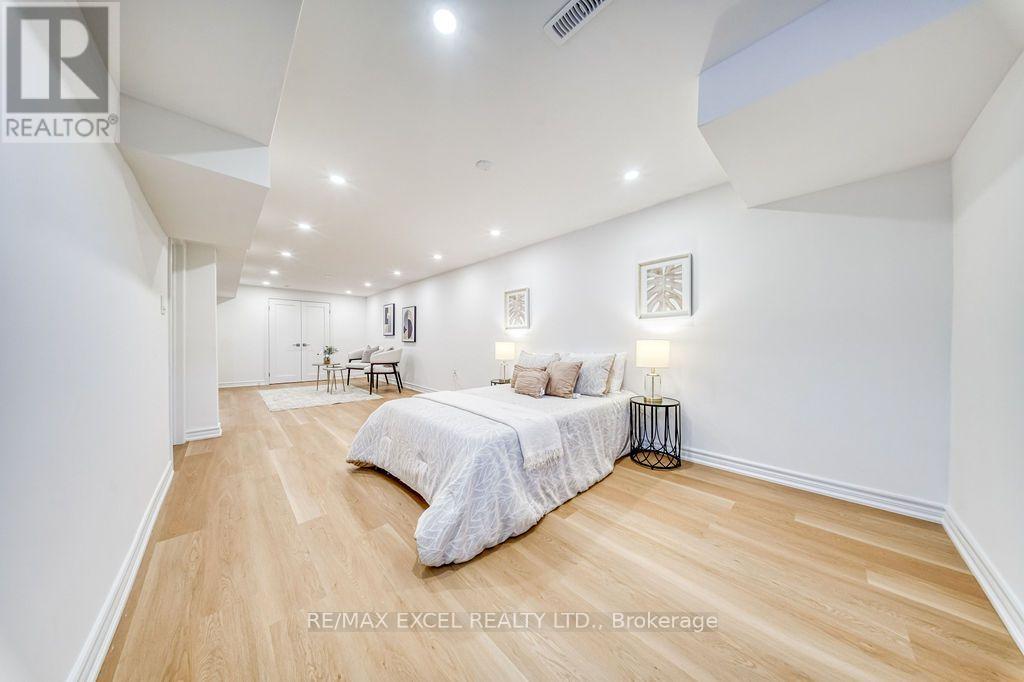 25 BARRINGTON CRESCENT - 37