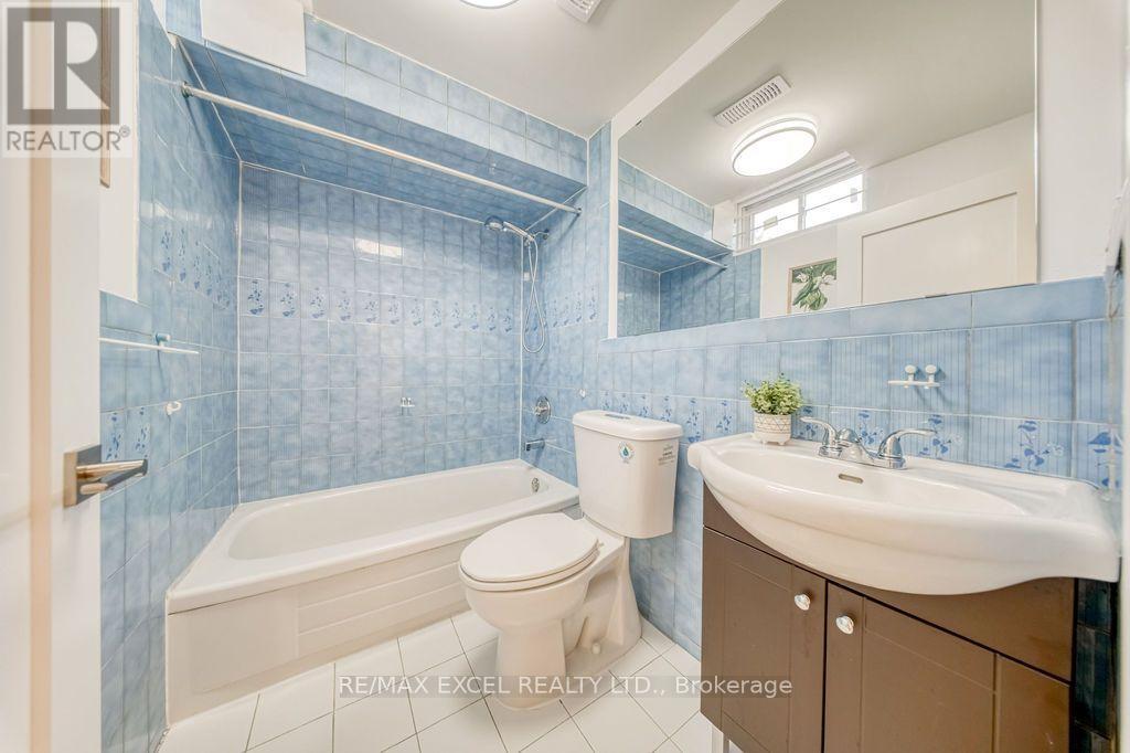 25 BARRINGTON CRESCENT - 38