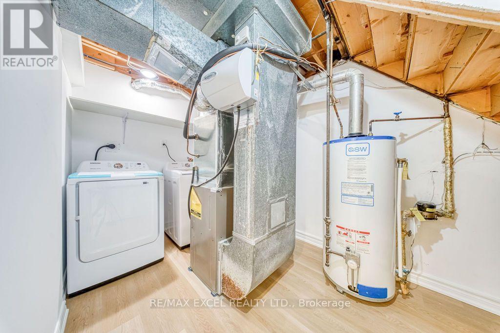 25 BARRINGTON CRESCENT - 39