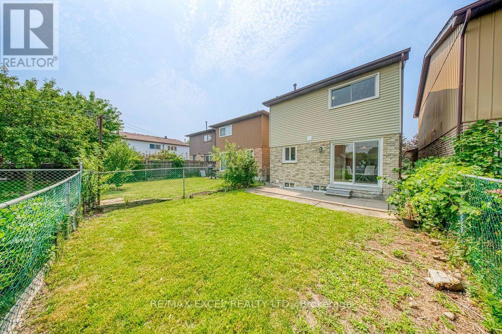 25 BARRINGTON CRESCENT - 40