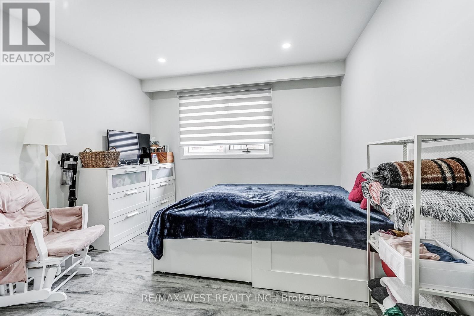 19 ARCHWAY CRESCENT - 14