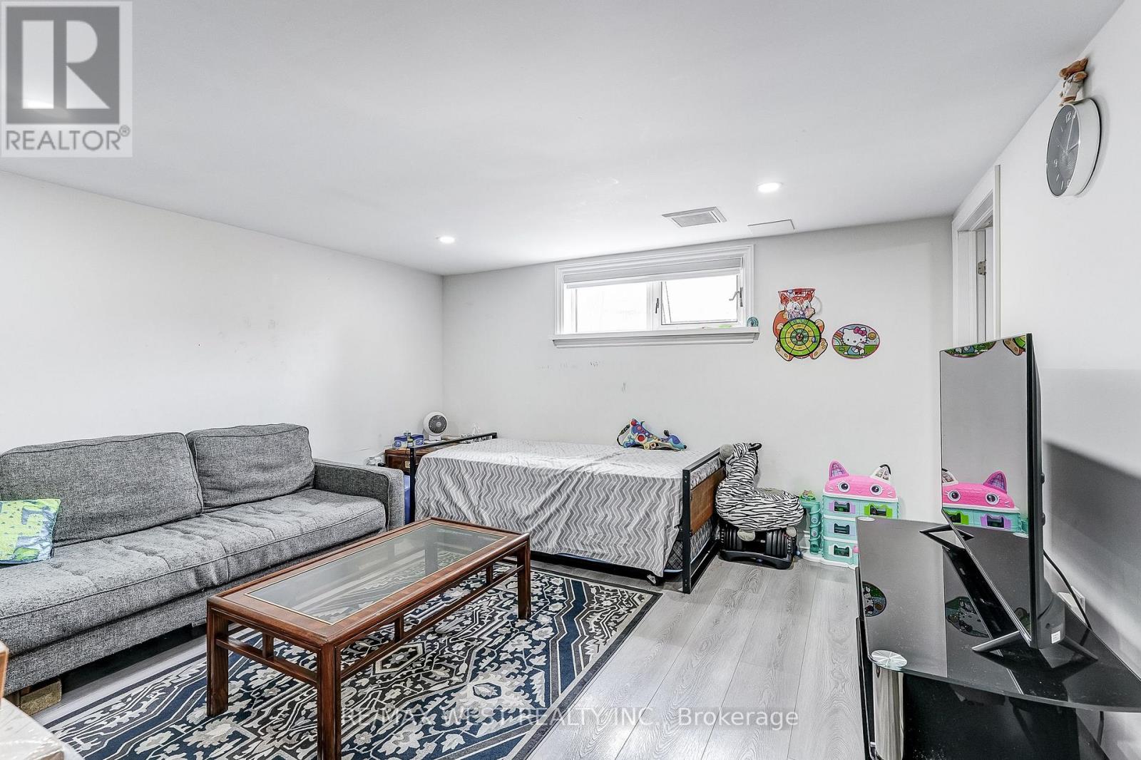 19 ARCHWAY CRESCENT - 24