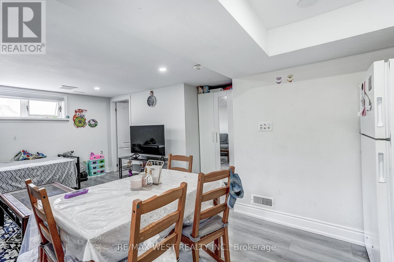 19 ARCHWAY CRESCENT - 29