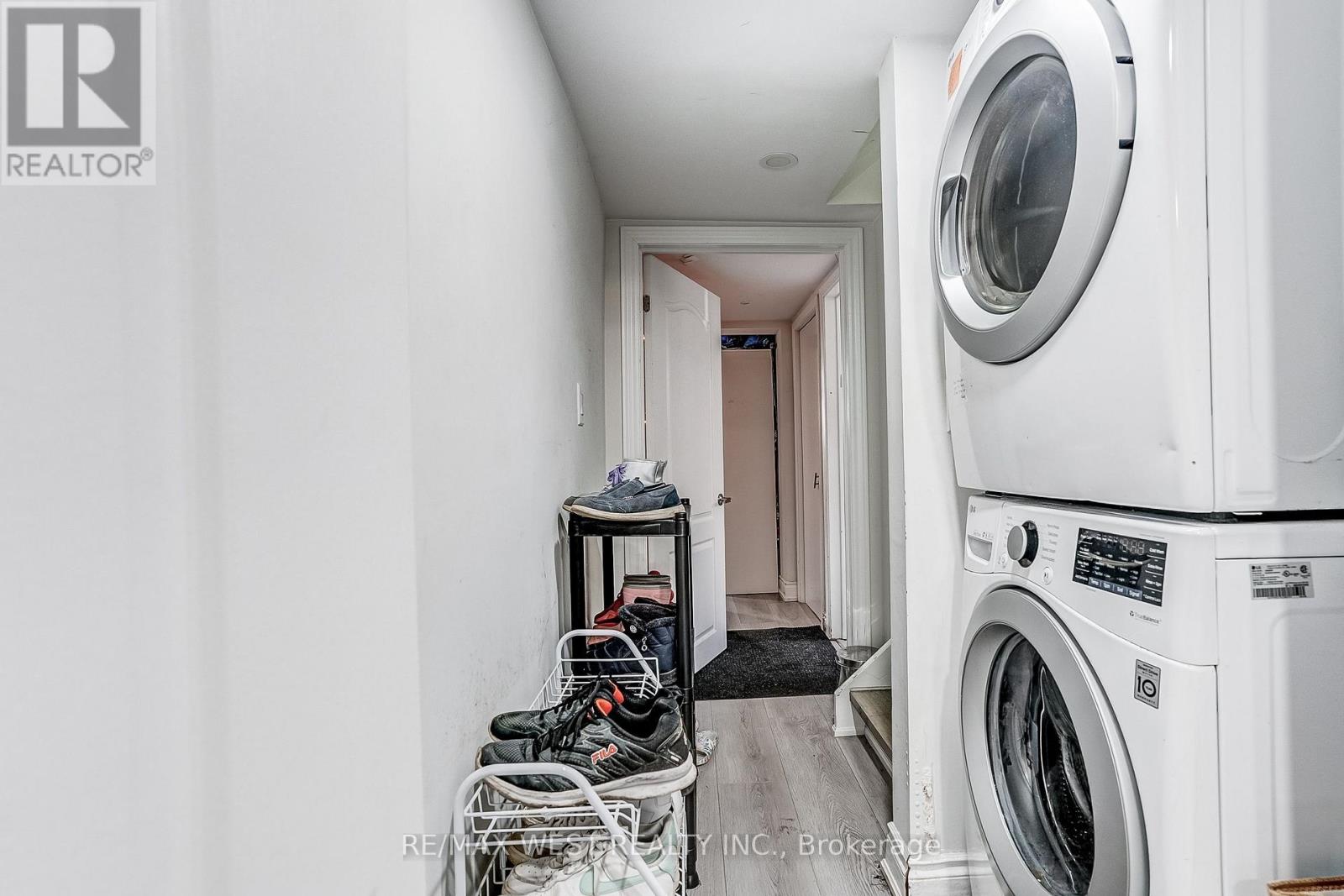 19 ARCHWAY CRESCENT - 32
