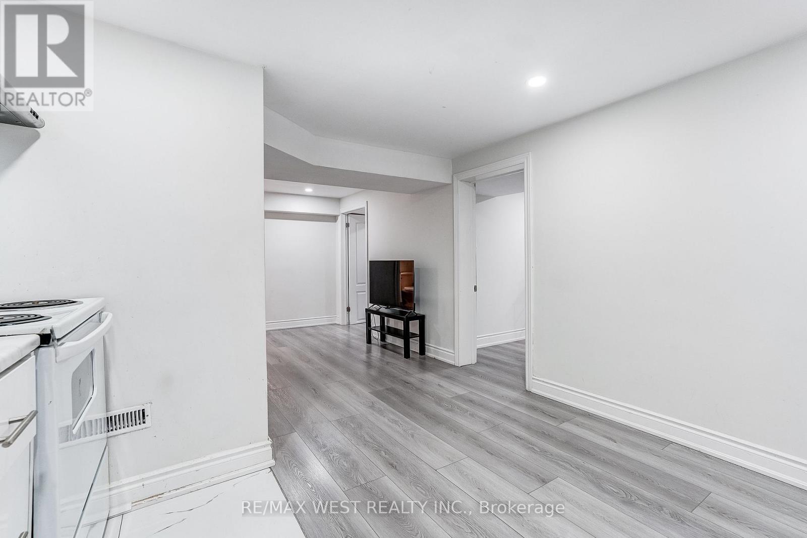 19 ARCHWAY CRESCENT - 35