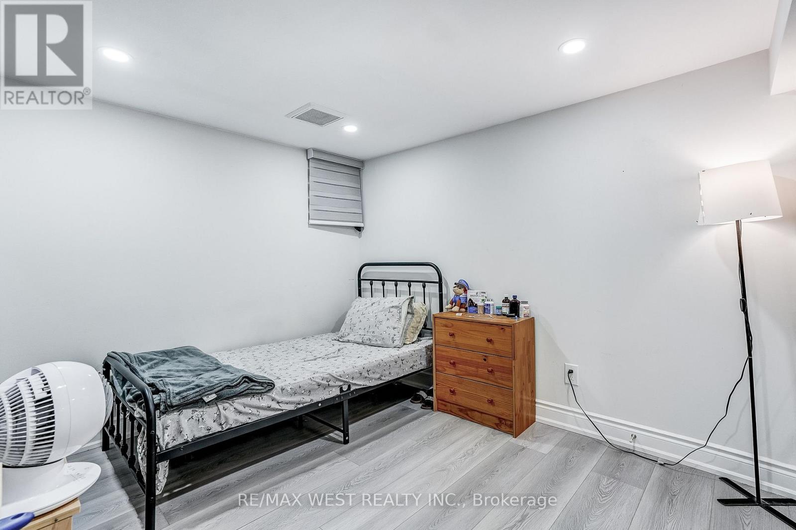 19 ARCHWAY CRESCENT - 39