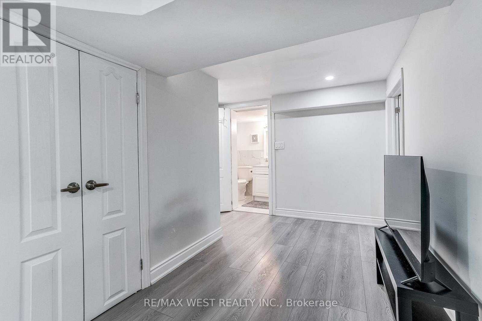 19 ARCHWAY CRESCENT - 42