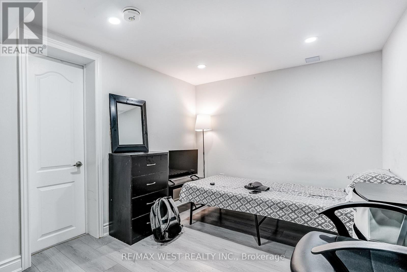 19 ARCHWAY CRESCENT - 44