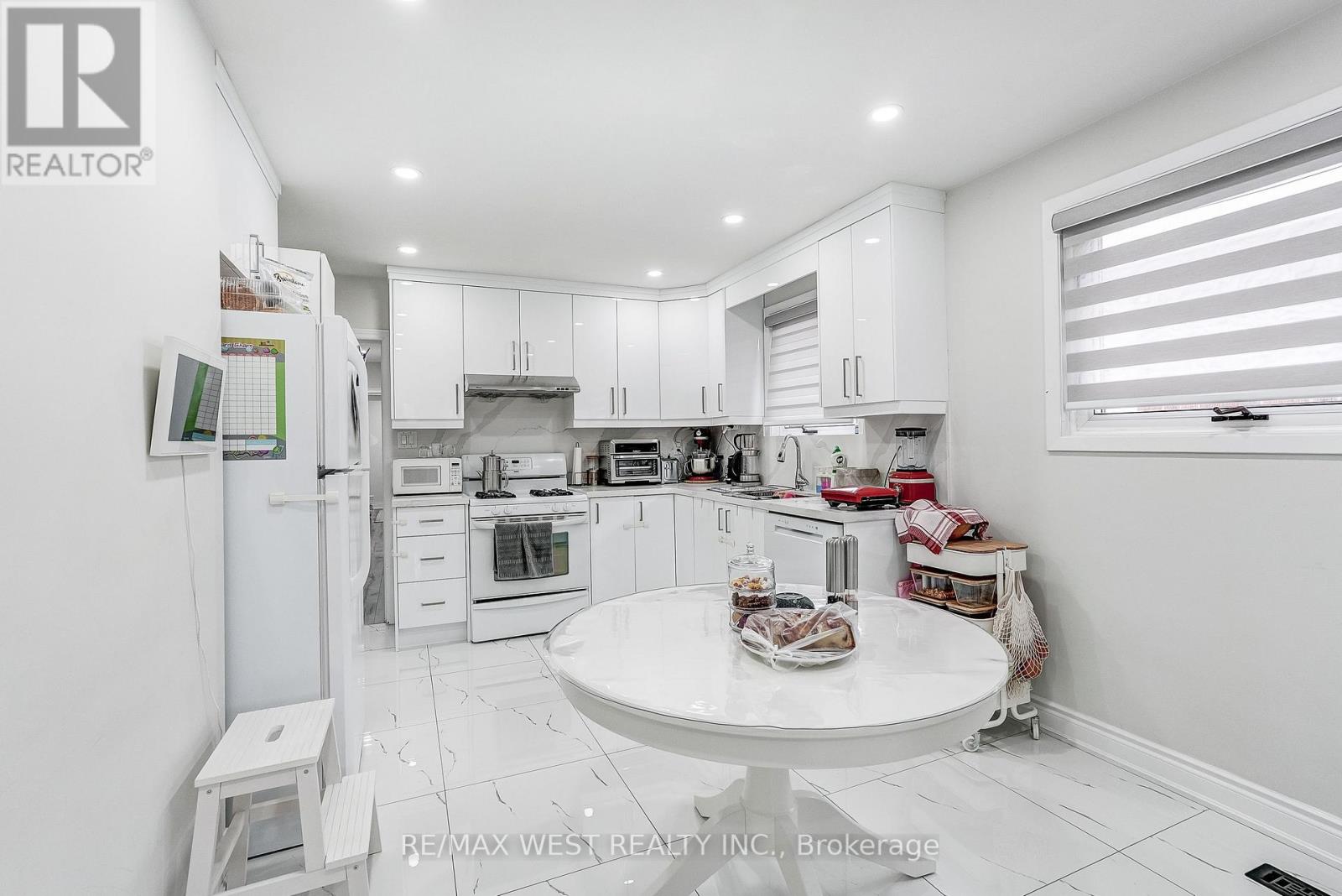 19 ARCHWAY CRESCENT - 8