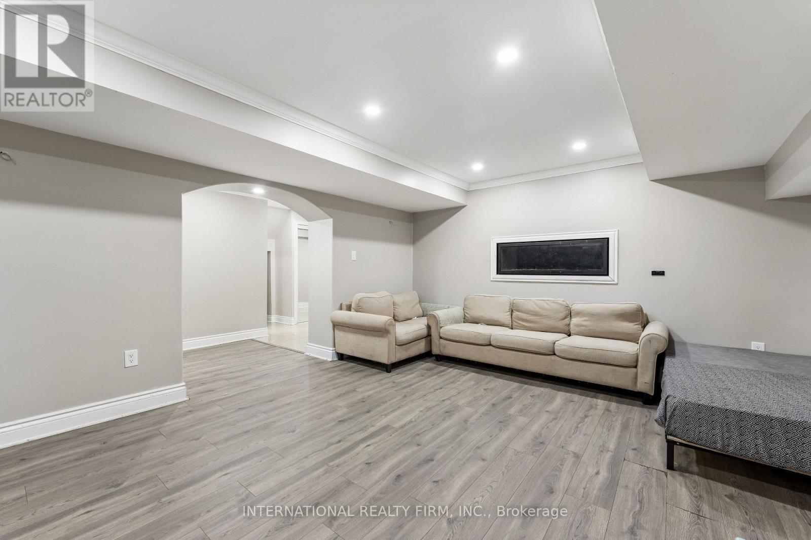 8 REDWILLOW ROAD - 35