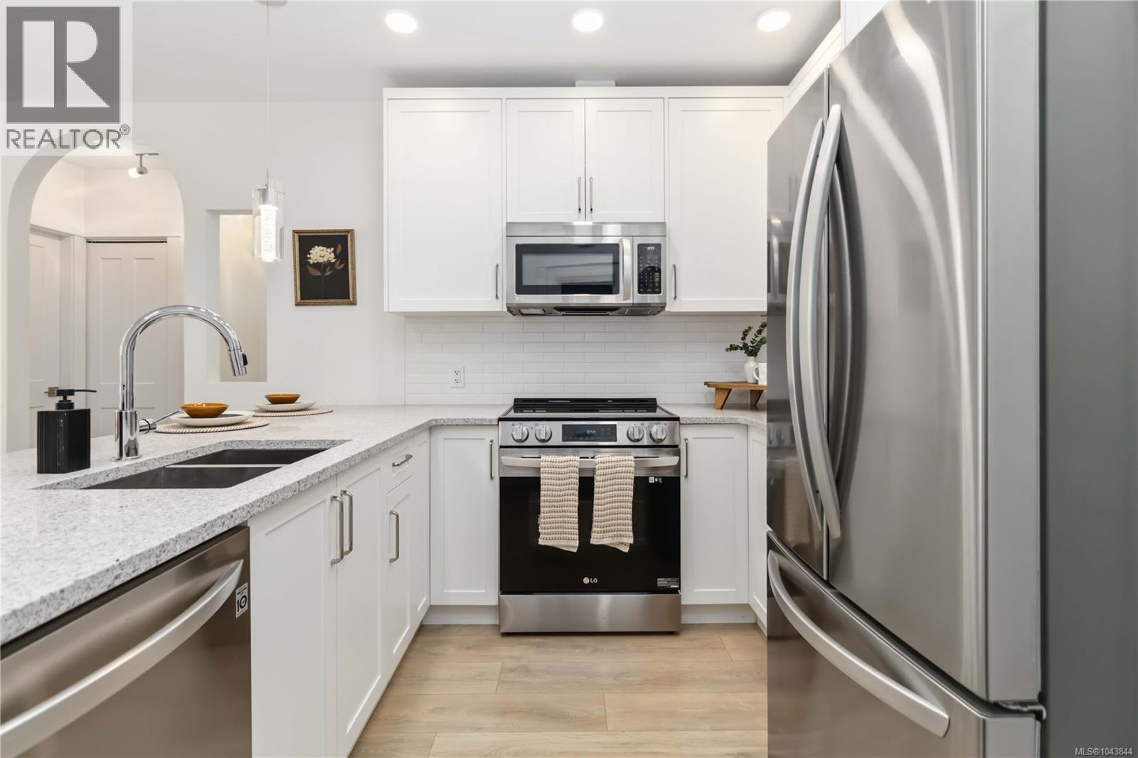 #2 949 Pembroke St - 10