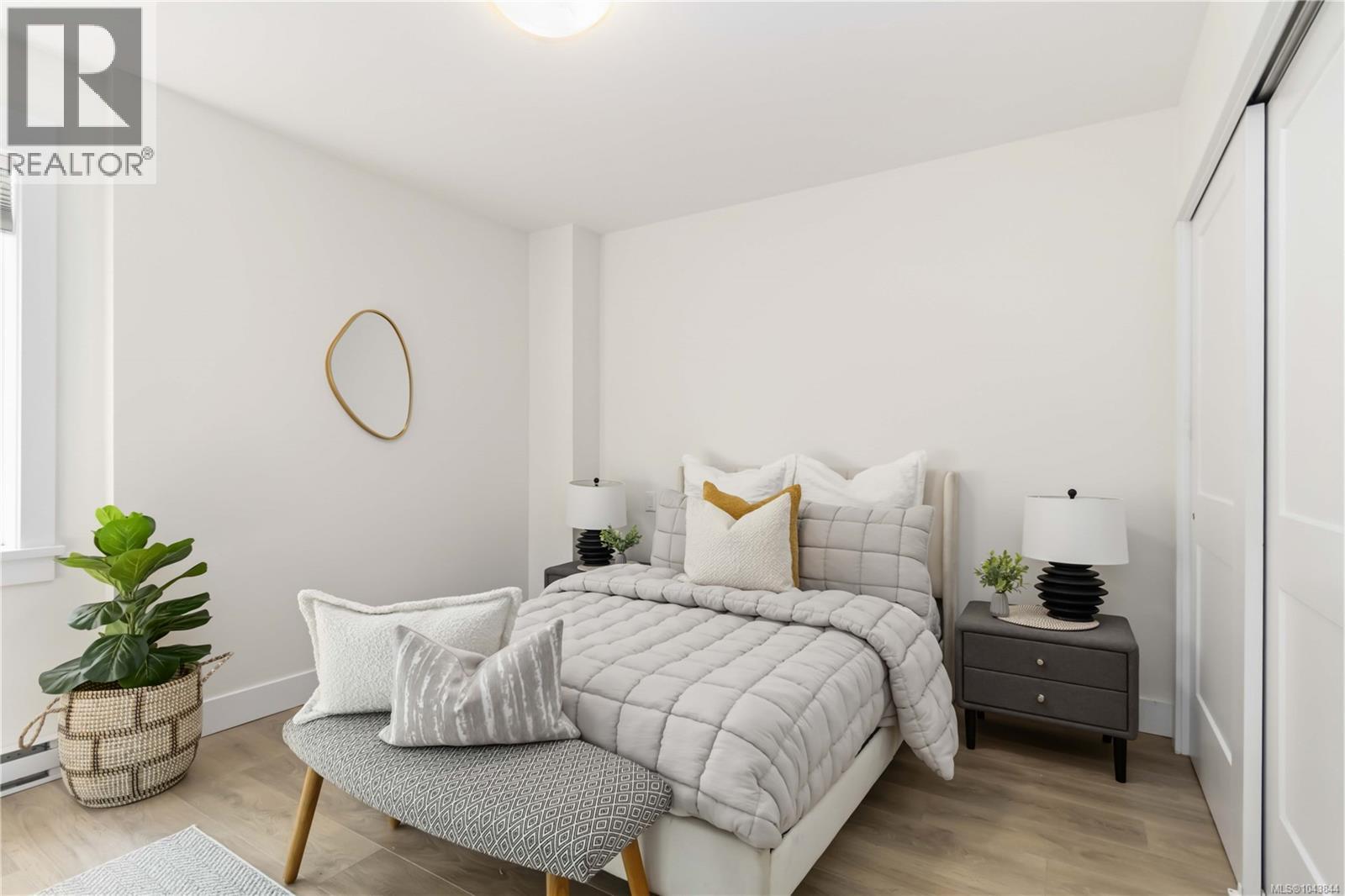 #2 949 Pembroke St - 12