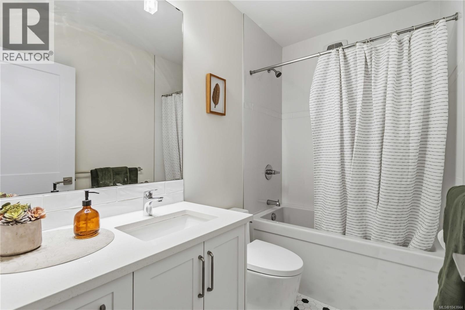 #2 949 Pembroke St - 16