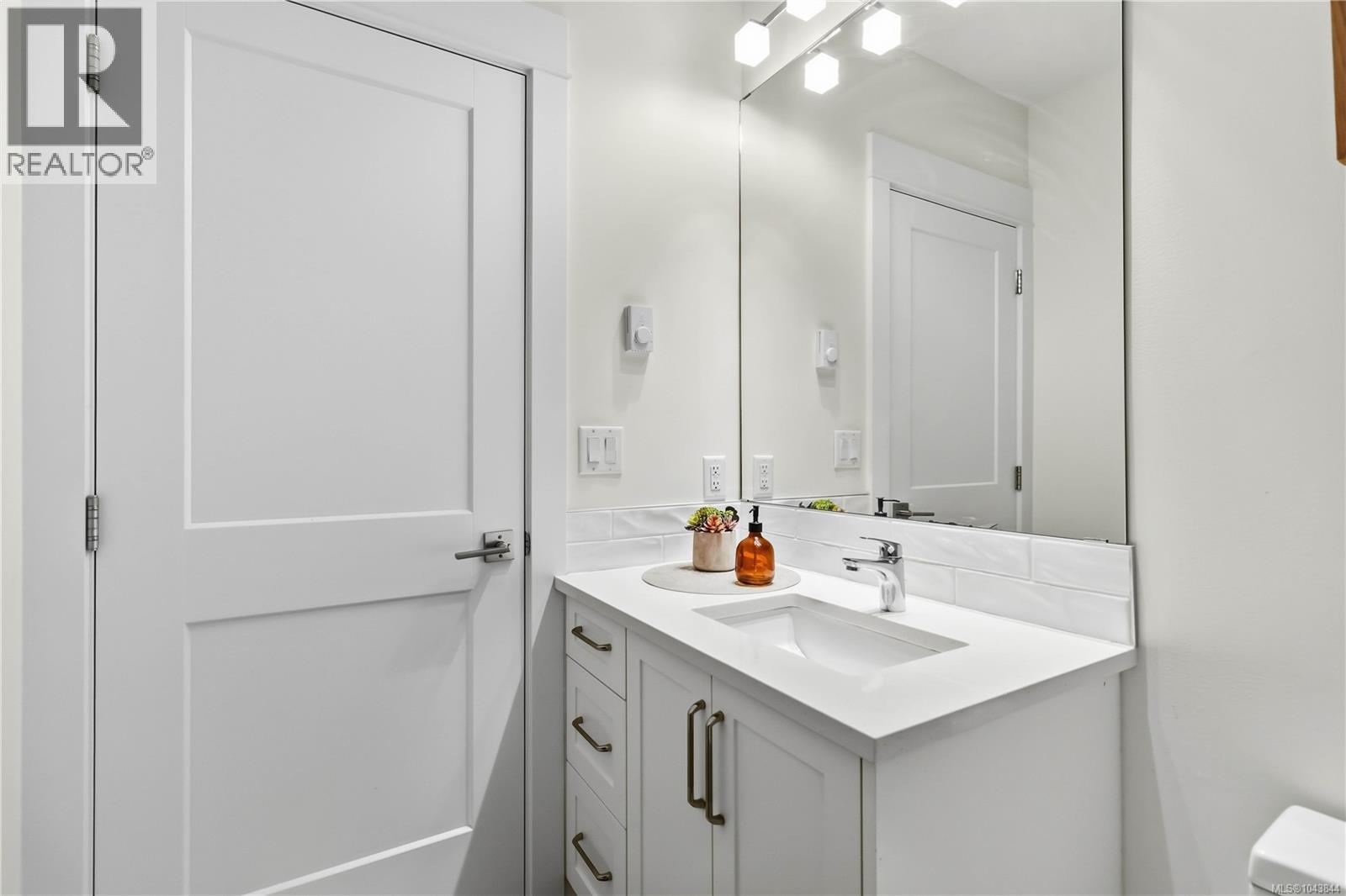 #2 949 Pembroke St - 17
