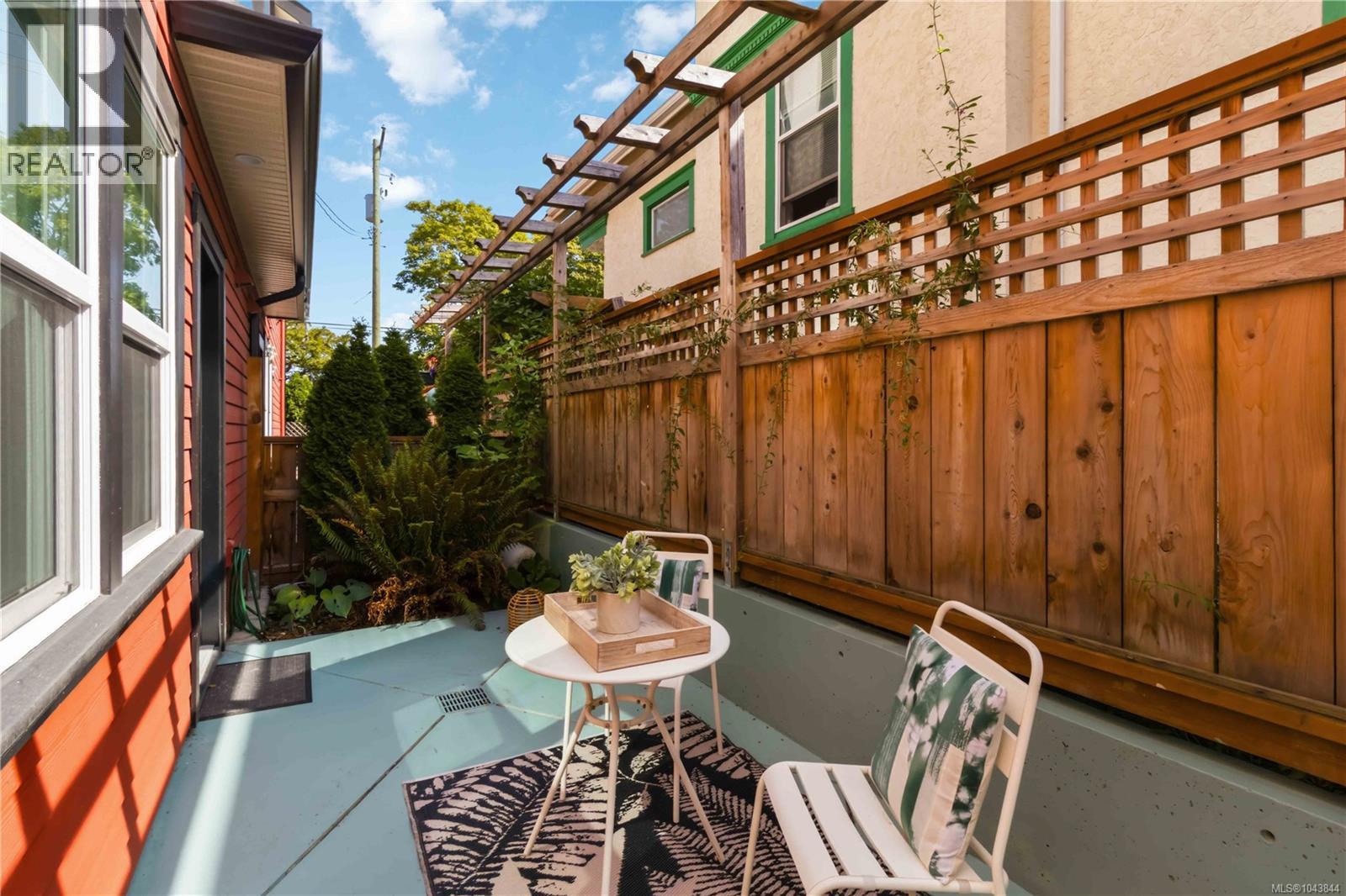 #2 949 Pembroke St - 21