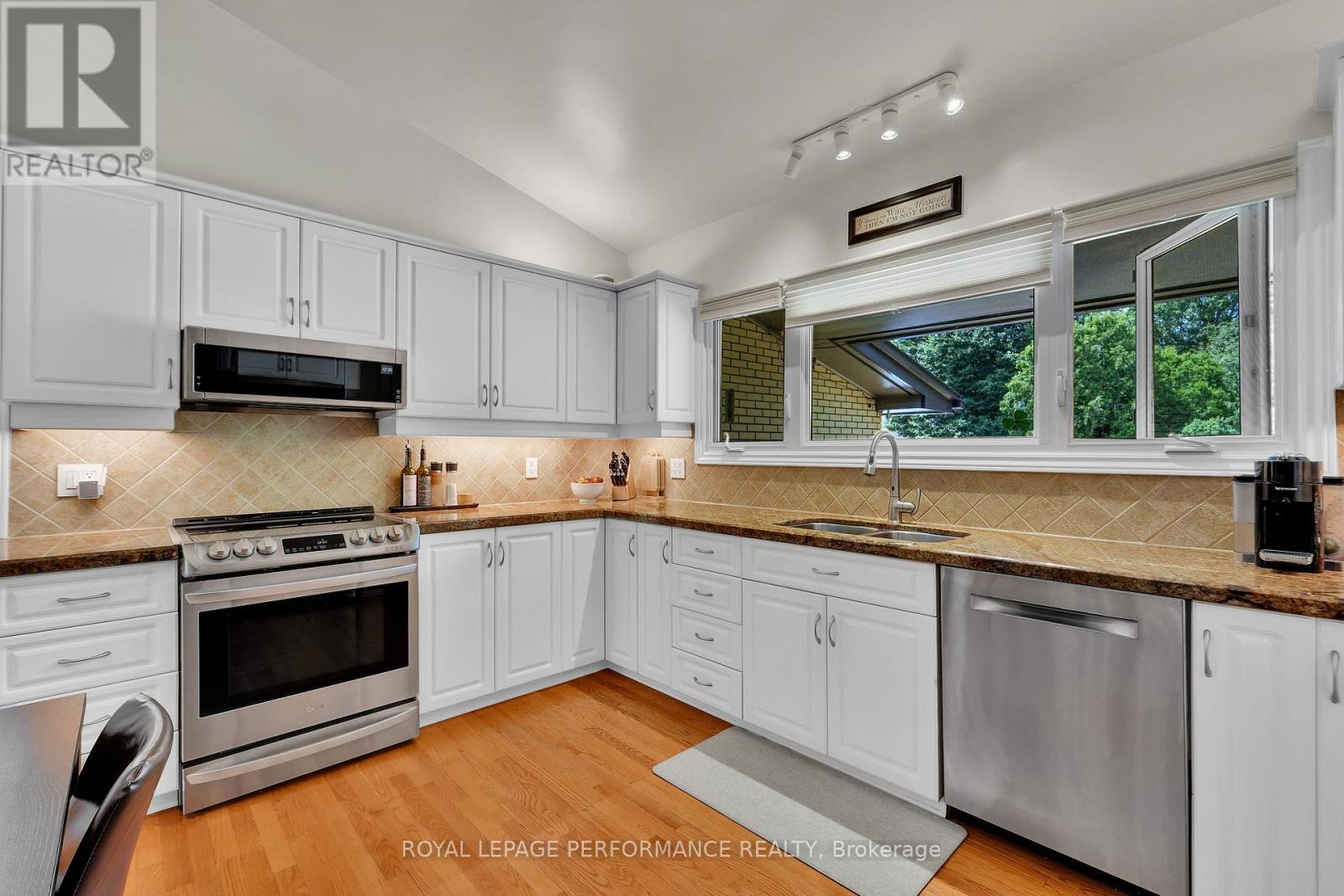 2321 HILLARY AVENUE - 16