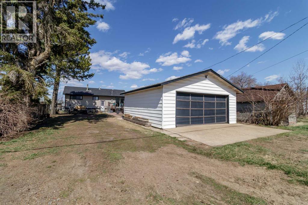 4923 51 Avenue - 3