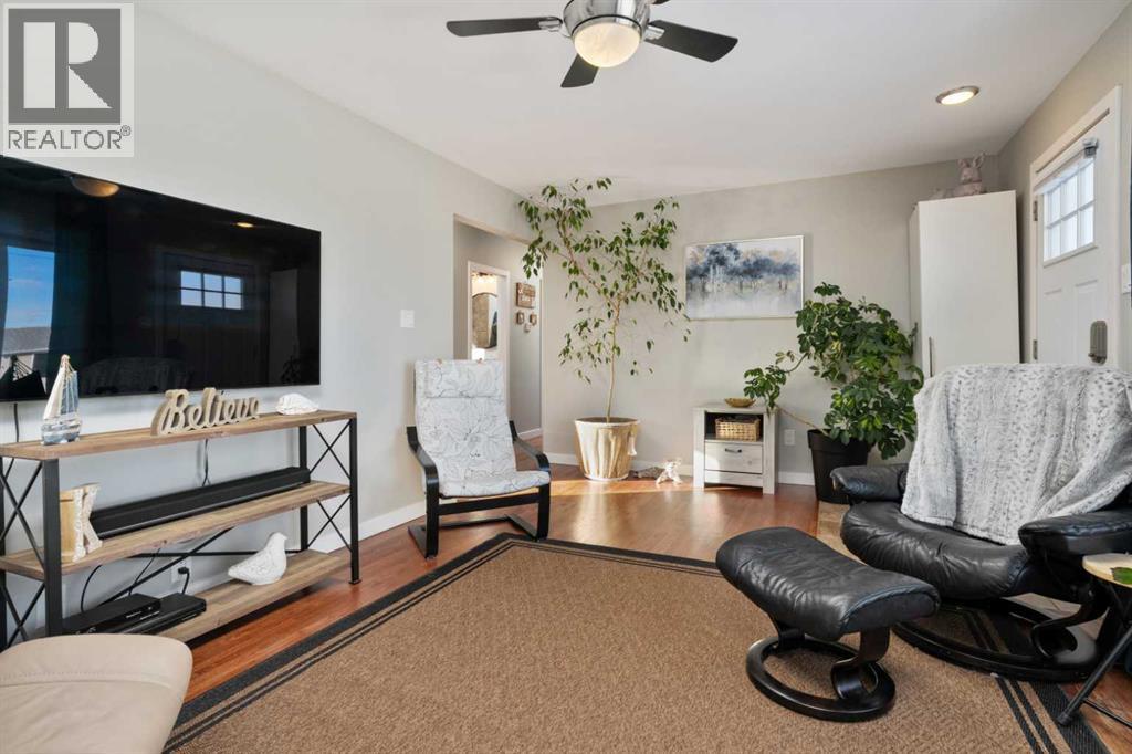 4923 51 Avenue - 9