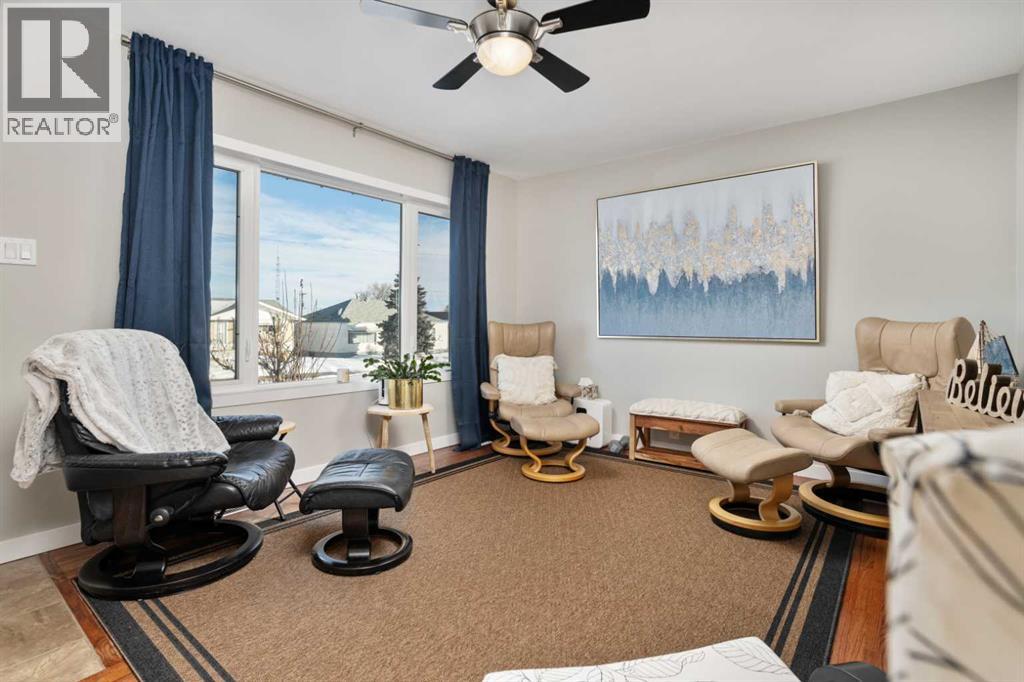 4923 51 Avenue - 8