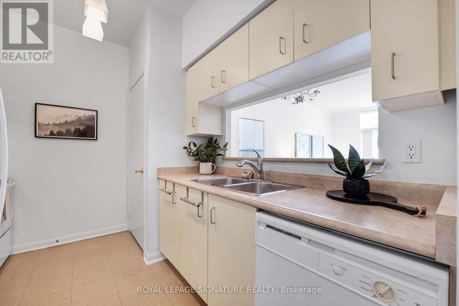 #106 650 LAWRENCE AVENUE W - 11