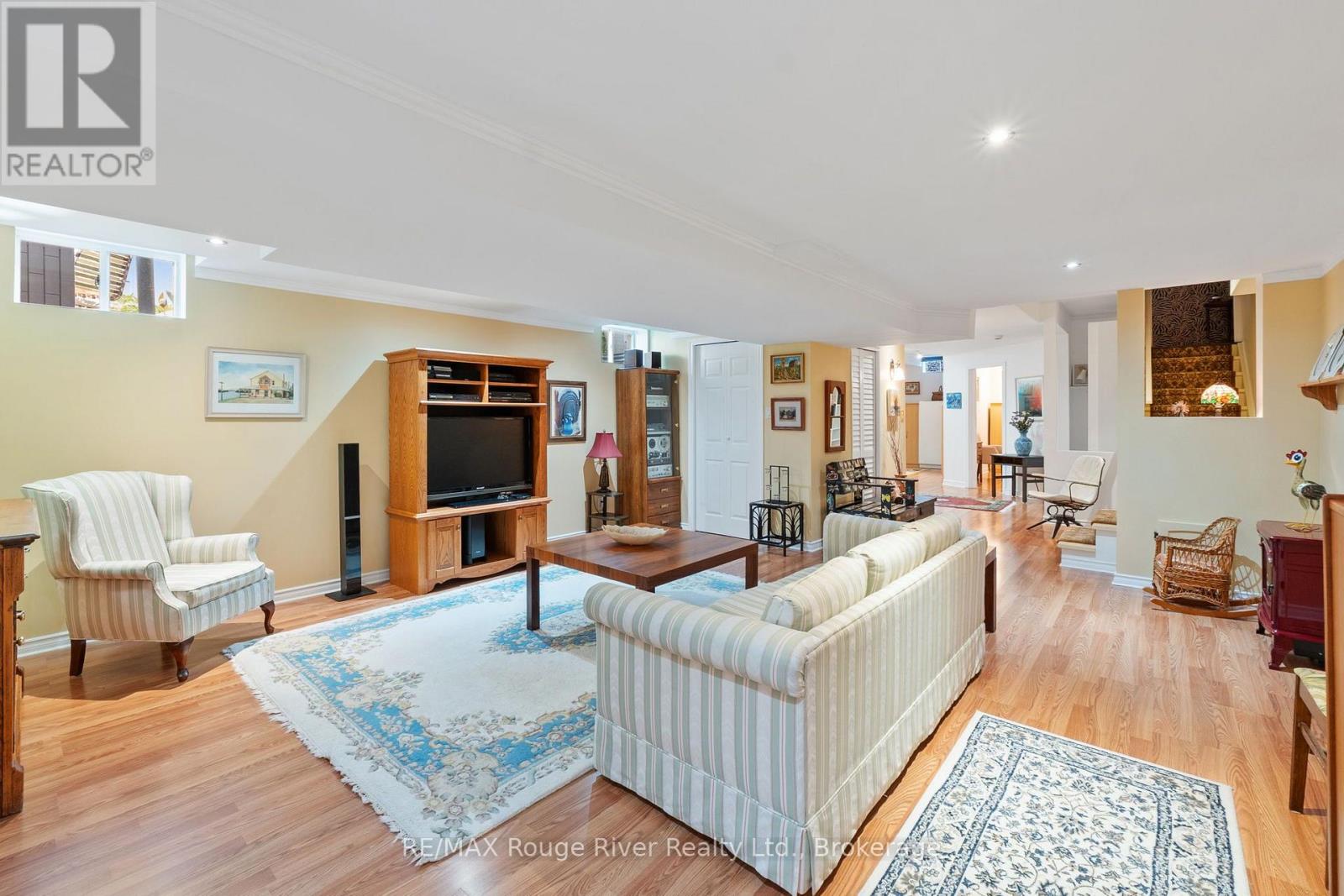 881 KERR STREET W - 24
