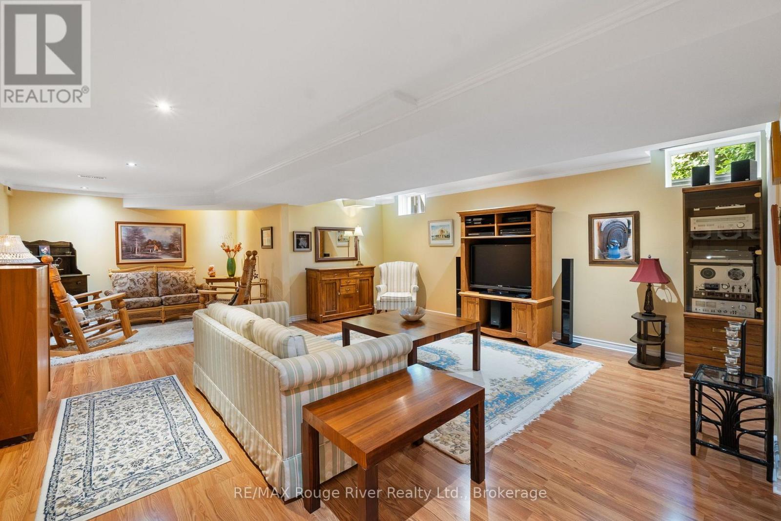 881 KERR STREET W - 26