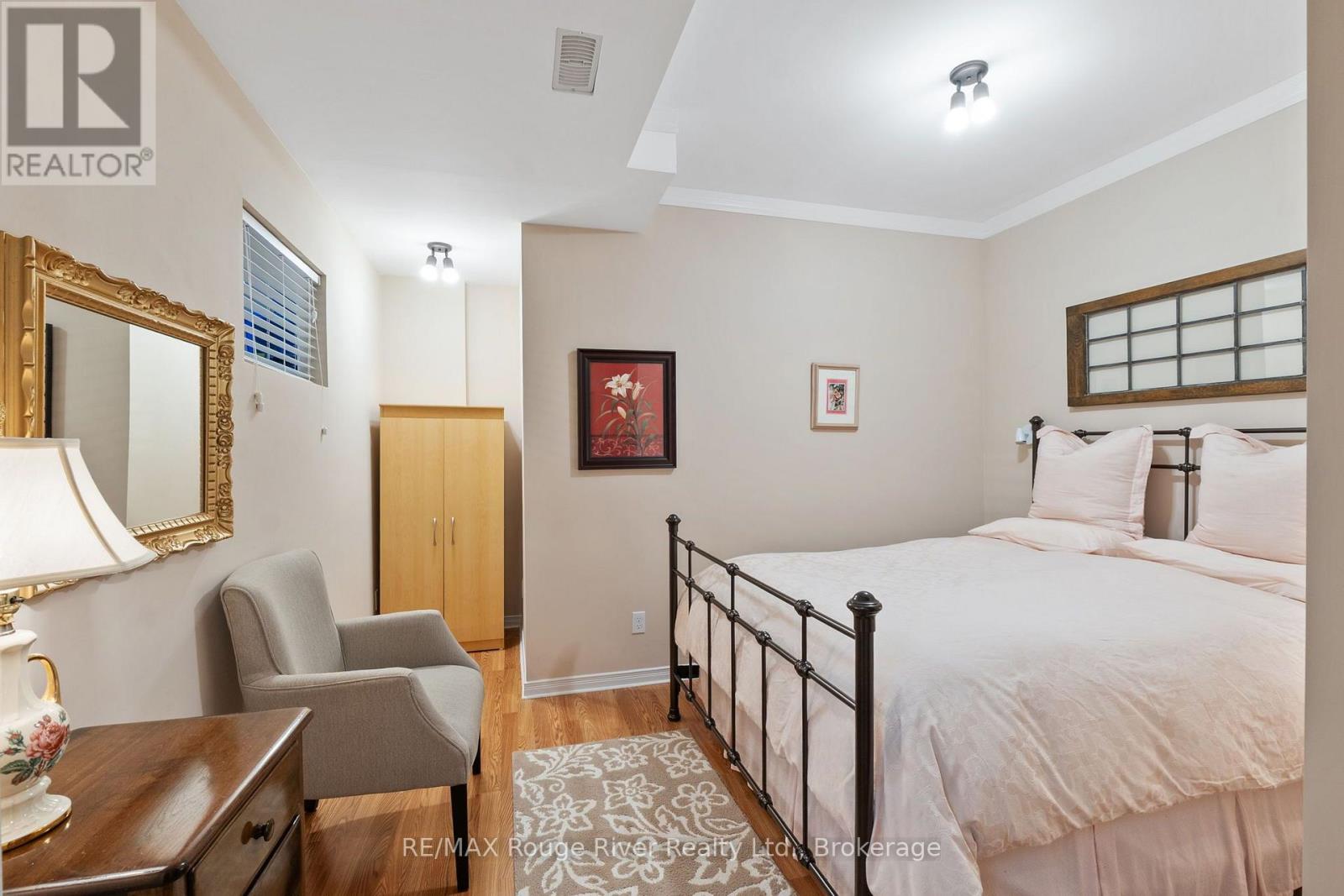 881 KERR STREET W - 29