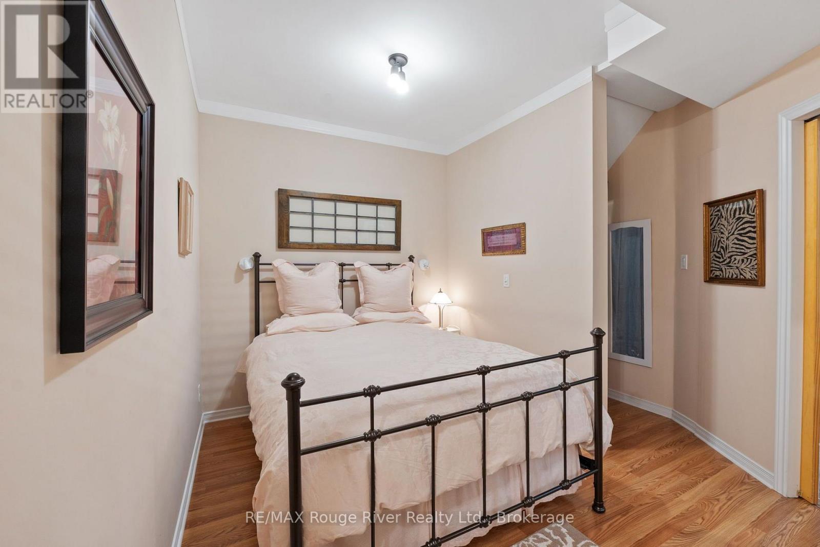 881 KERR STREET W - 30